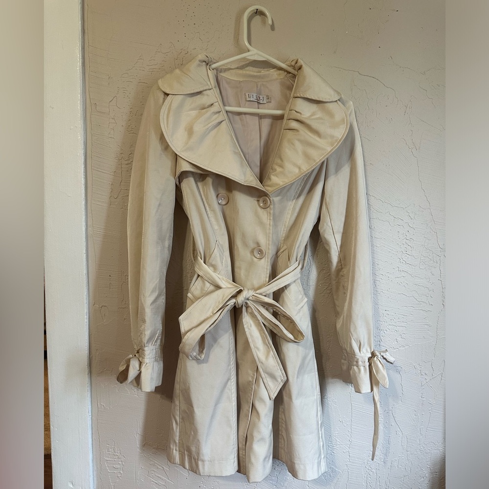 ❤️‍🔥2/$20❤️‍🔥LILY.J London Bow Trench Coat Size Small